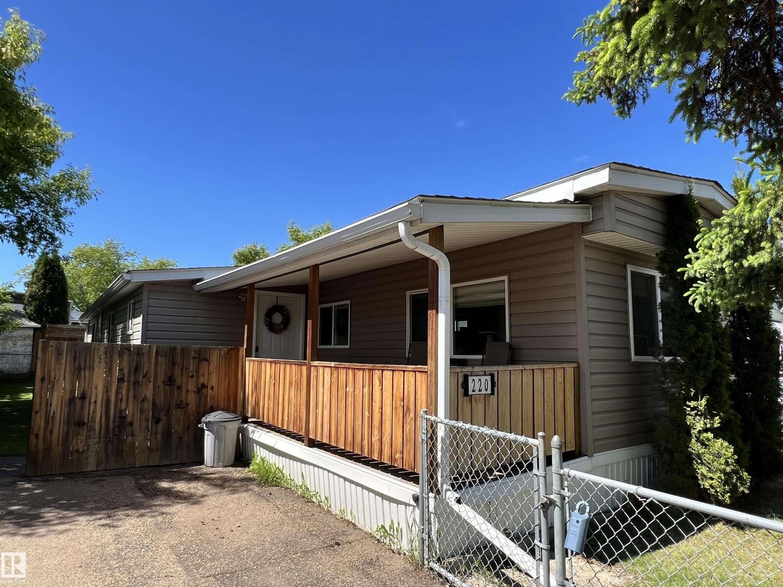 Property Photo: 220 Evergreen Mobile Pa NW AB T5Y 4M2
