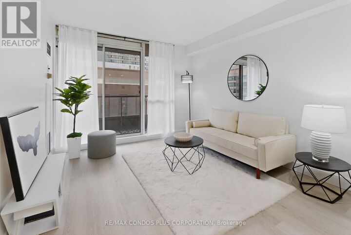 Property Photo:  736 Bay Street 1601  ON M5G 2M4 