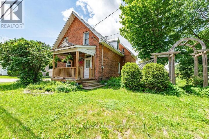 558 Mackay Street — photo 1