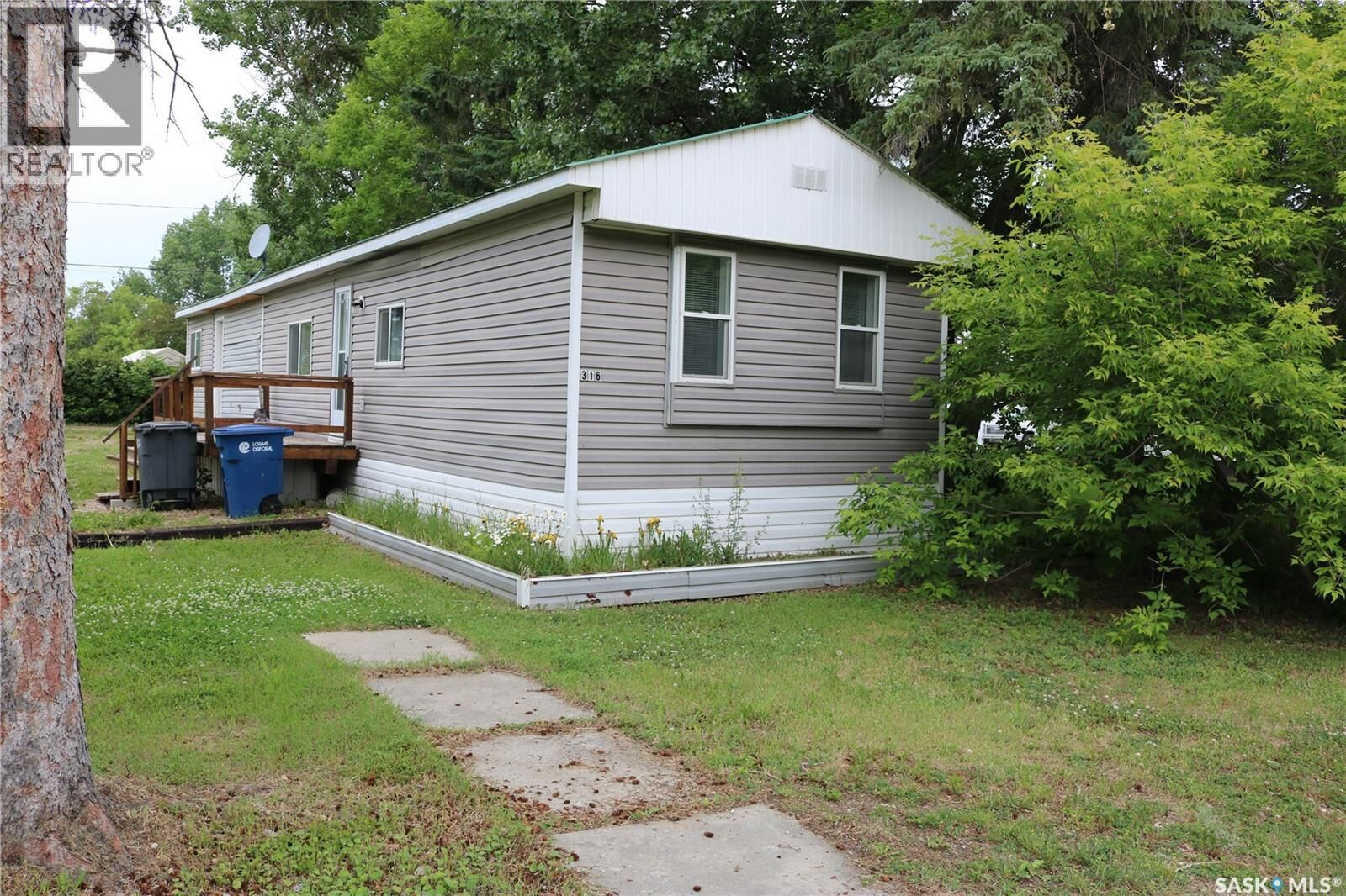Property Photo:  314-316 Main Street  SK S0G 3K0 
