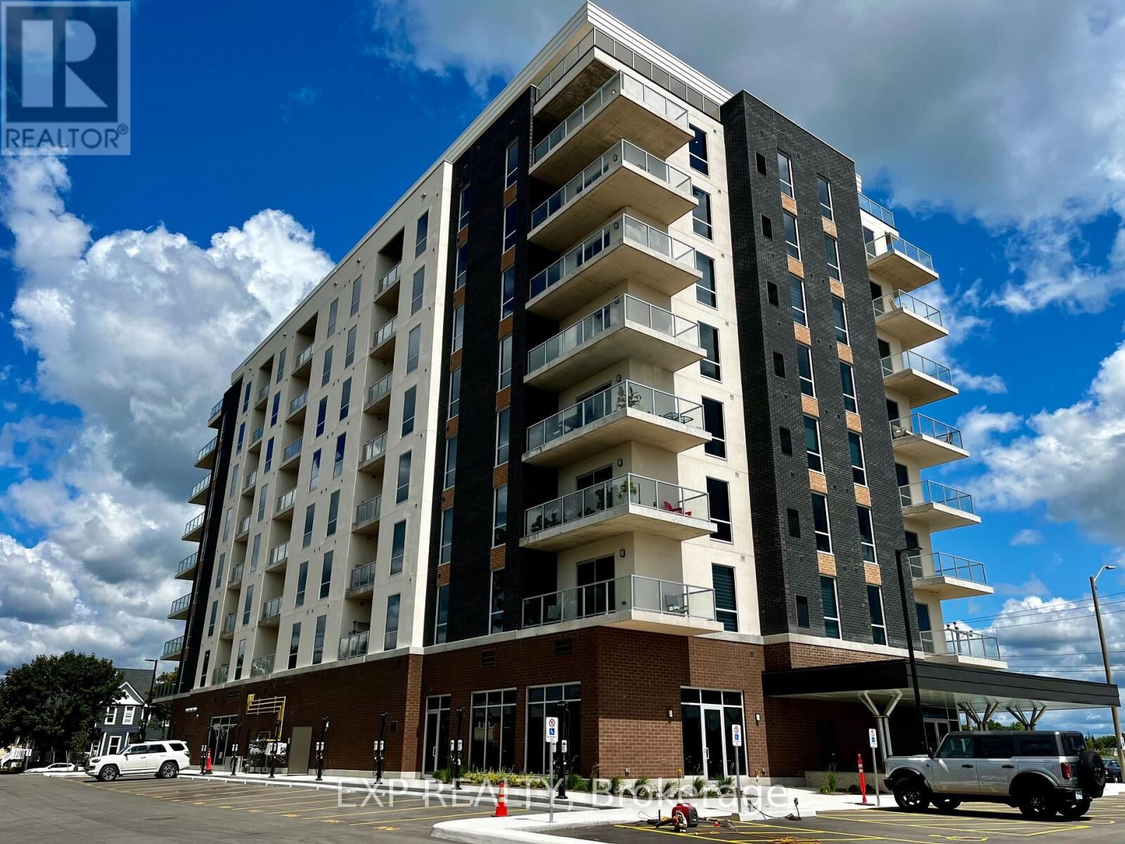 Property Photo: 118 West Street 801 ON L3K 4C9