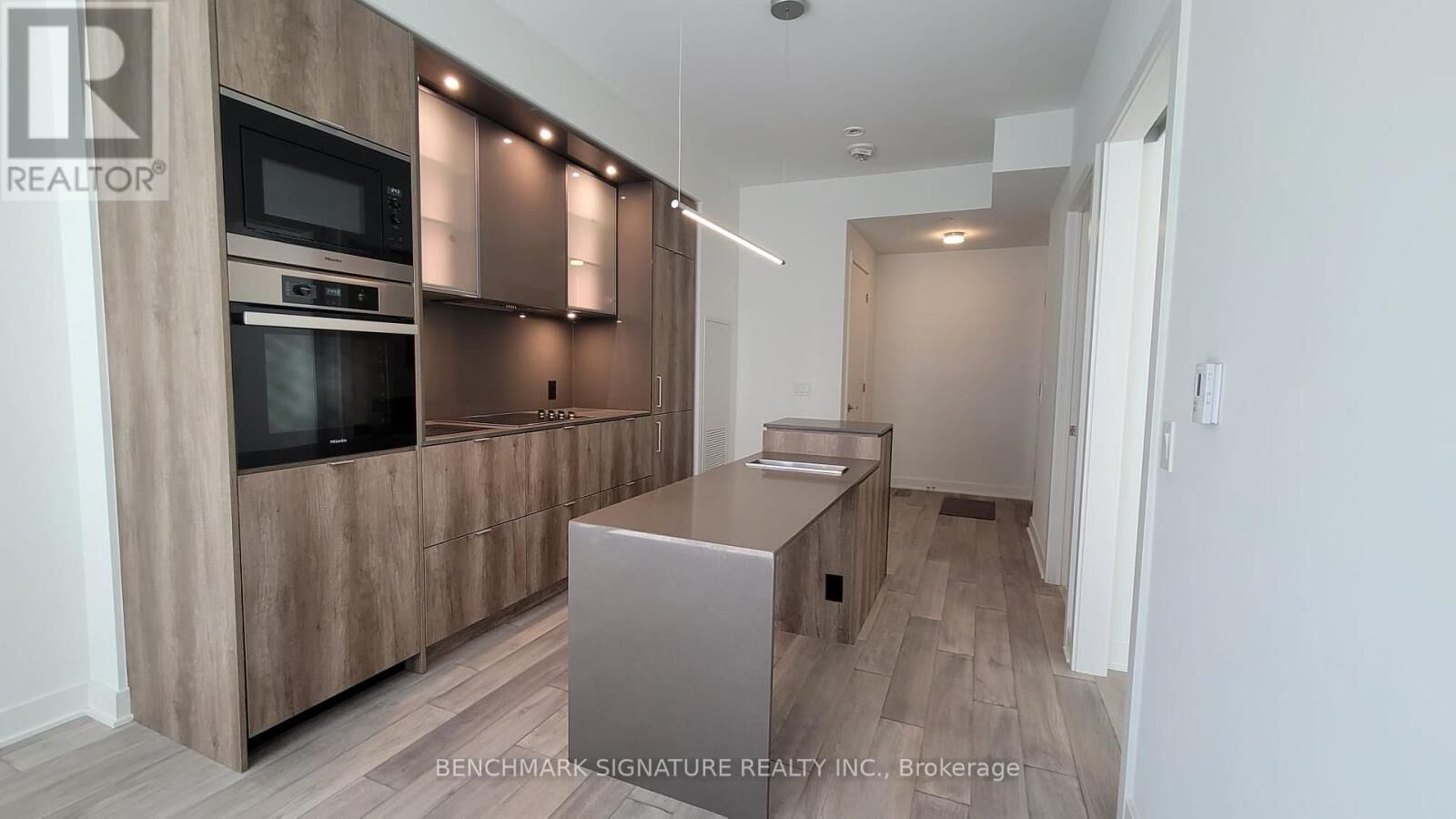 Property Photo: 11 Yorkville Avenue 2102 ON M4W 0B7