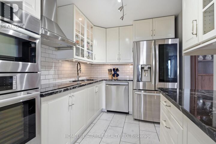 Property Photo:  1100 Courtland Avenue East 809  ON N2C 2H9 