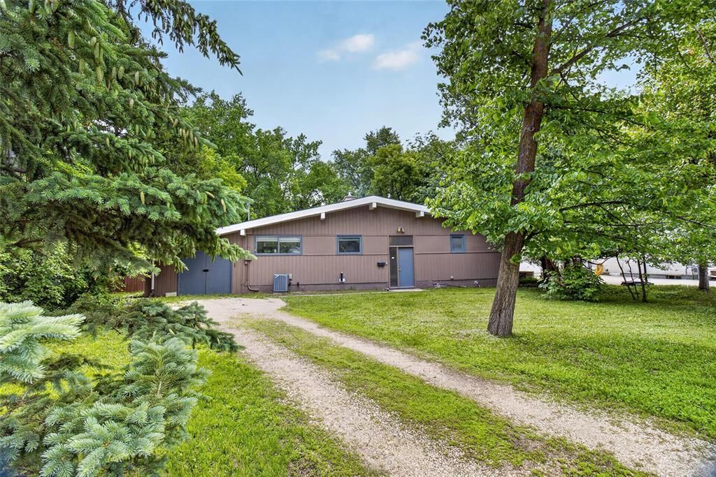 Property Photo: 611 Buckingham Road MB R3R 1B9