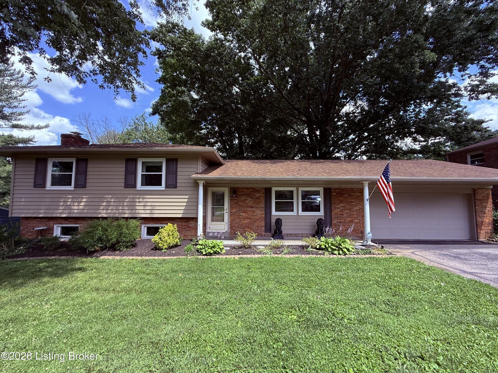 Property Photo:  615 Rymer Way  KY 40223 