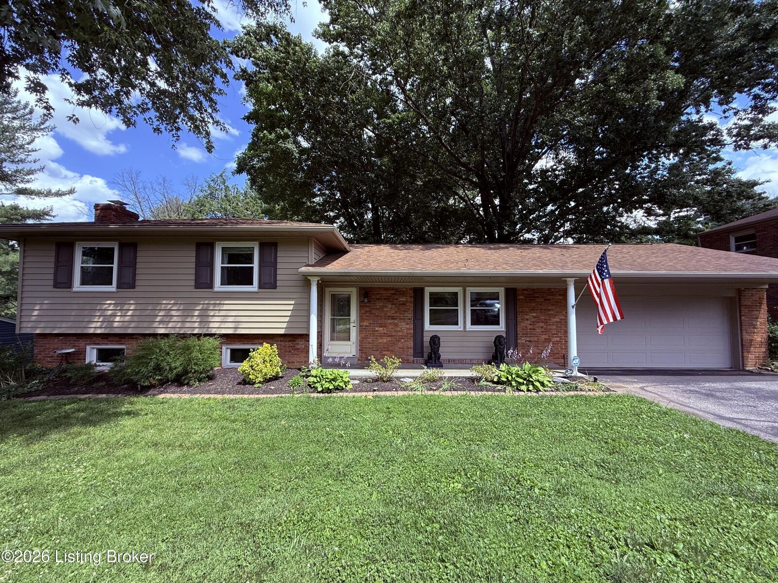Property Photo: 615 Rymer Way KY 40223
