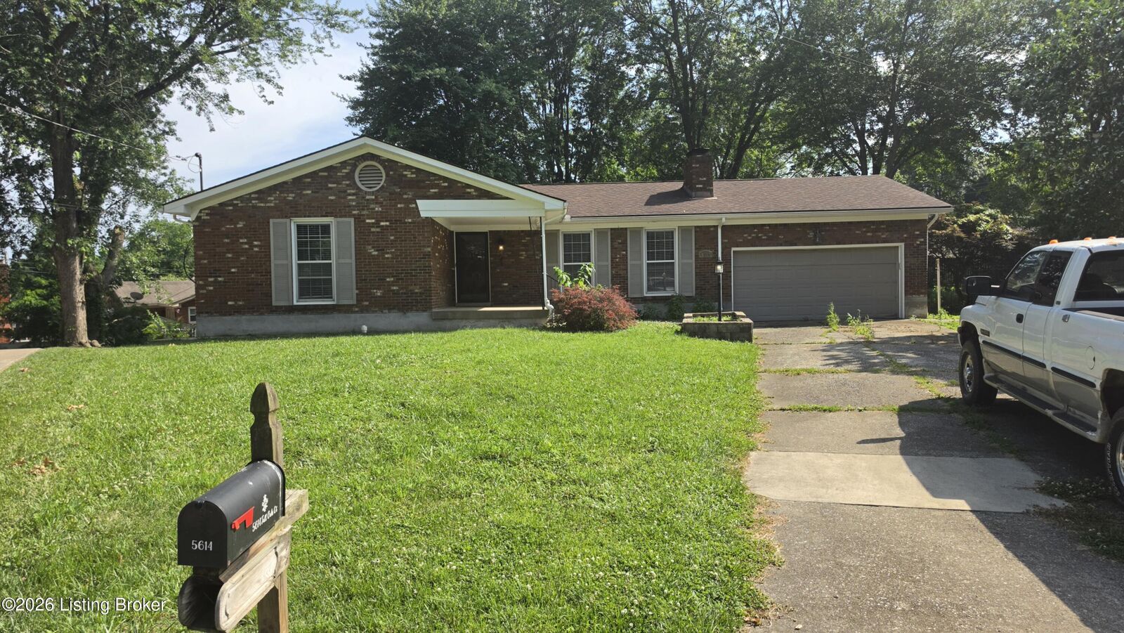 Property Photo:  5614 Tall Oaks Ct  KY 40214 