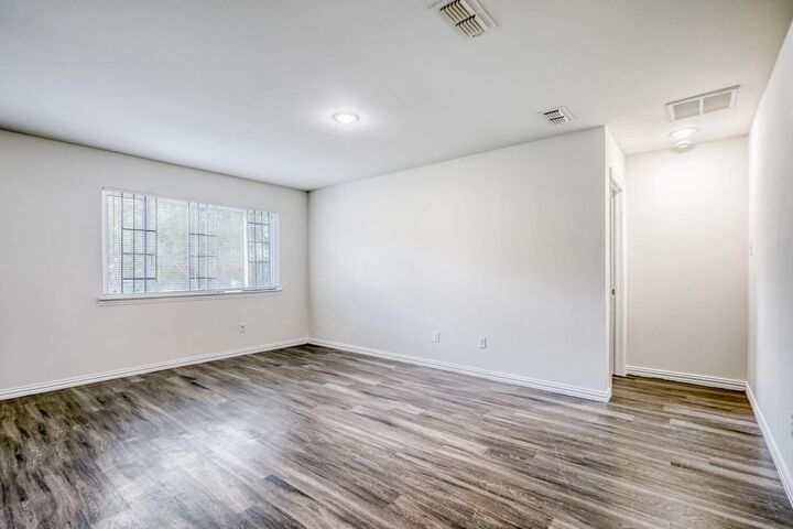 Property Photo: 425 E Oakwood Street TX 75702