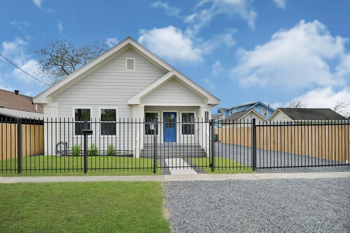 Property Photo:  5604 Sherman Street  TX 77011 