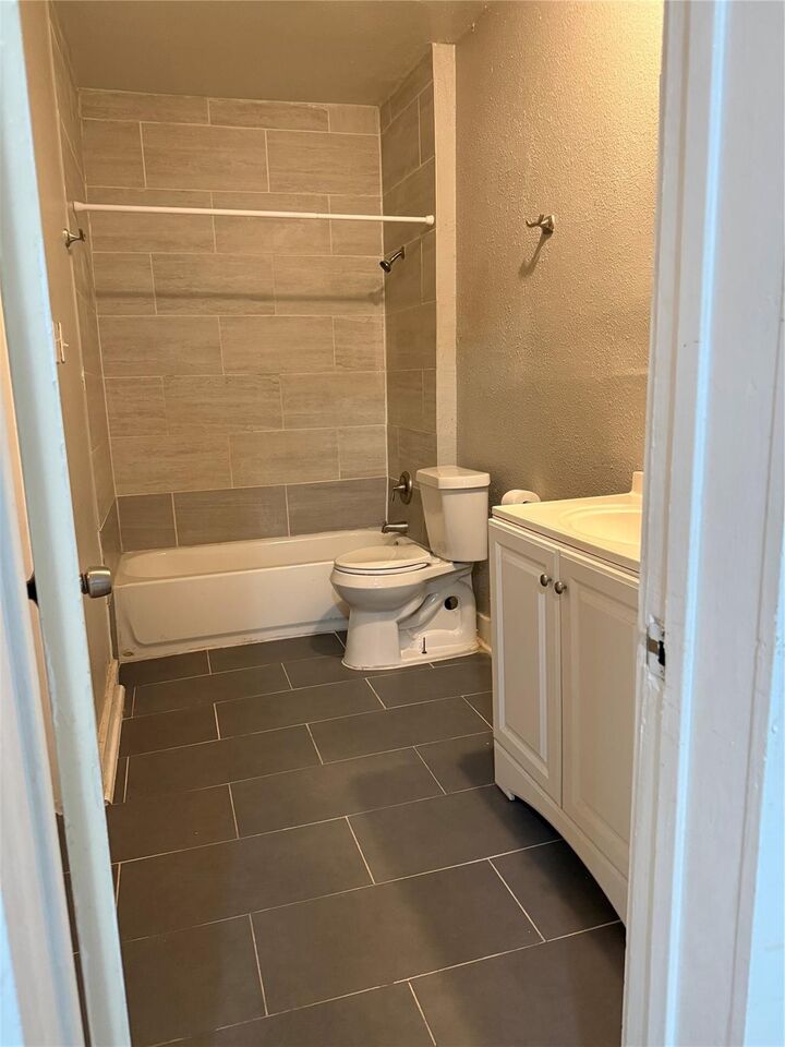 Property Photo:  118 E Murrill Avenue  TX 77520 