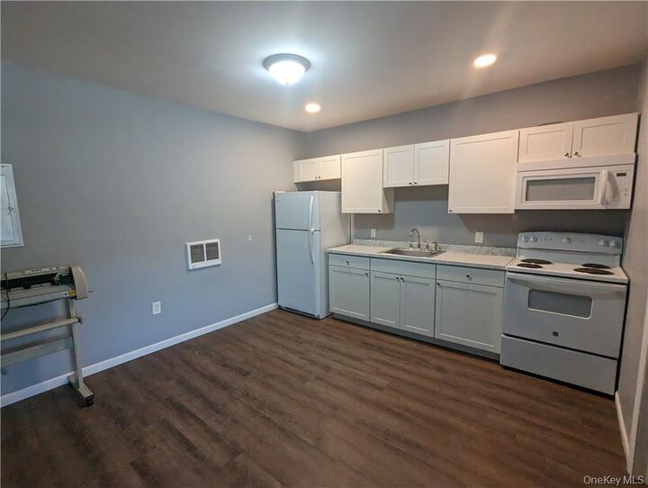 Property Photo: 3144 Route 9W 400 NY 12553