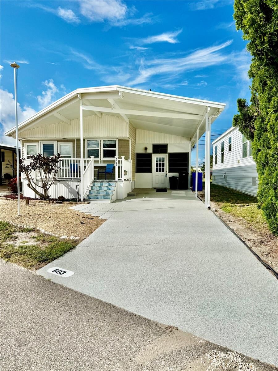 Property Photo: 603 S Green Circle FL 34285