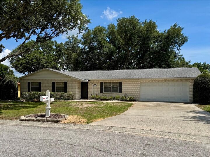 Property Photo:  827 Strawberry Lane  FL 33511 