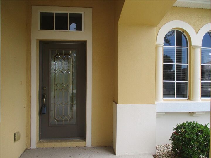 Property Photo: 840 King Leon Way FL 33573