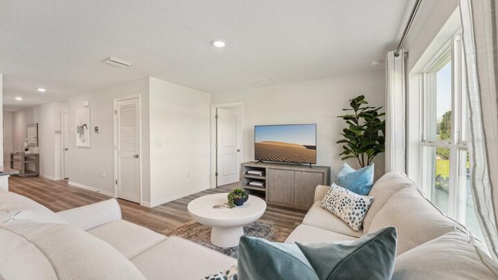 Property Photo: 1118 Wild Clover Way FL 33566