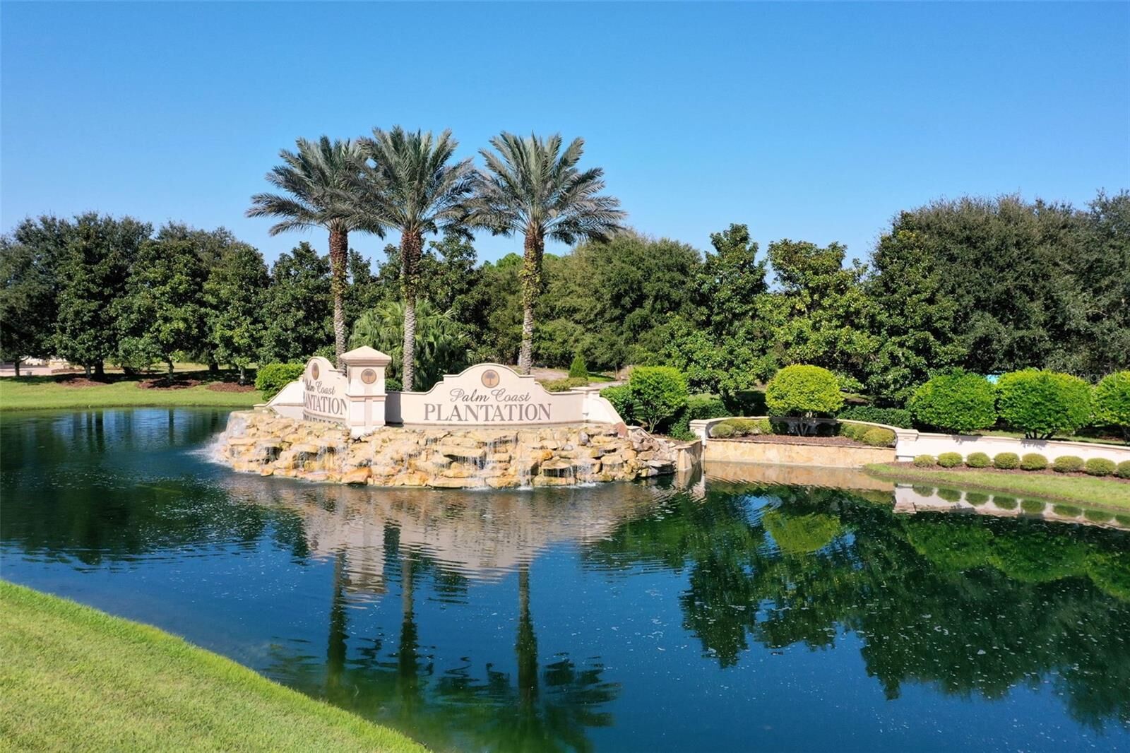 Property Photo: 18 N Lakewalk Drive FL 32137