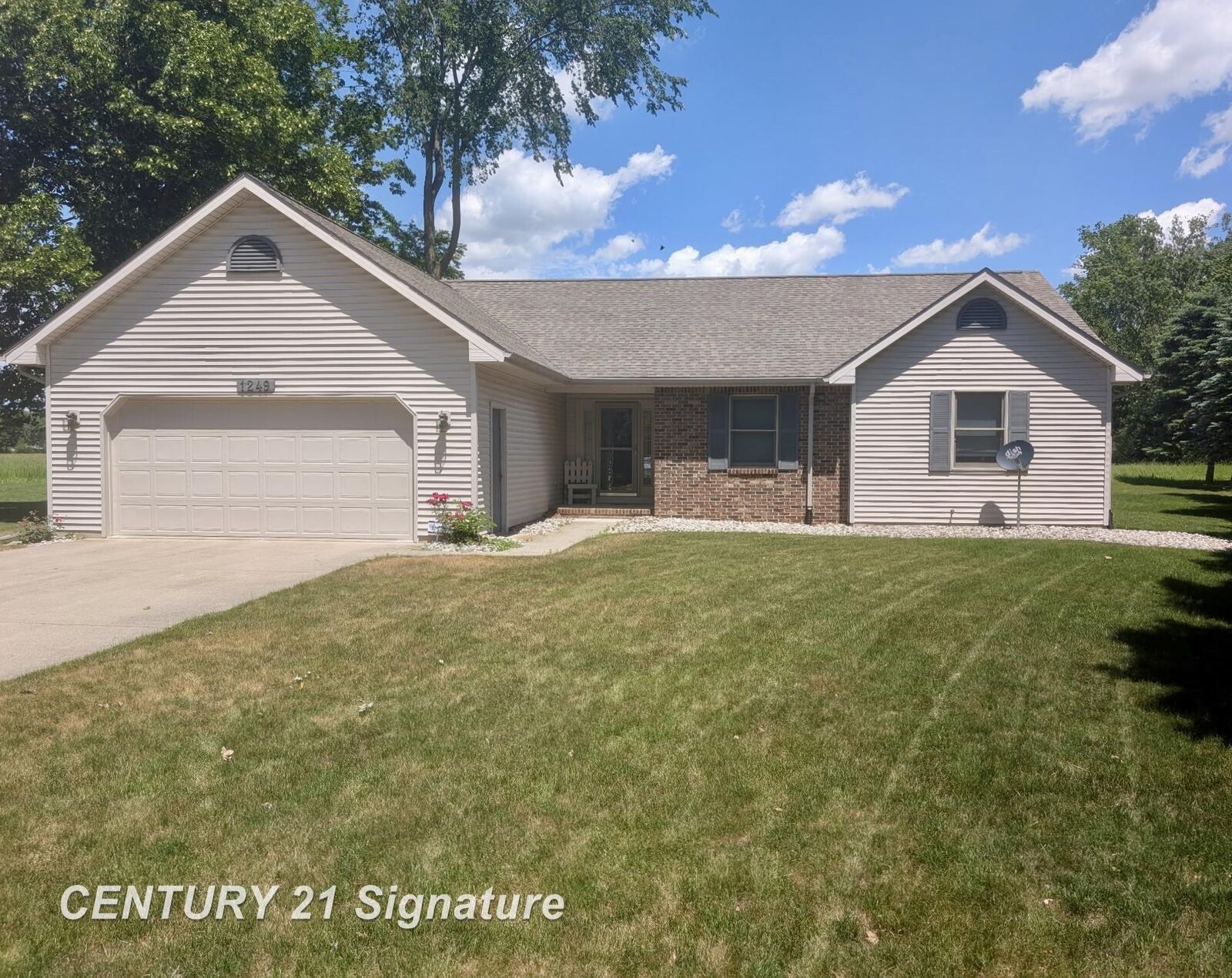 Property Photo:  1249 E Oakdale Circle  MI 48623 
