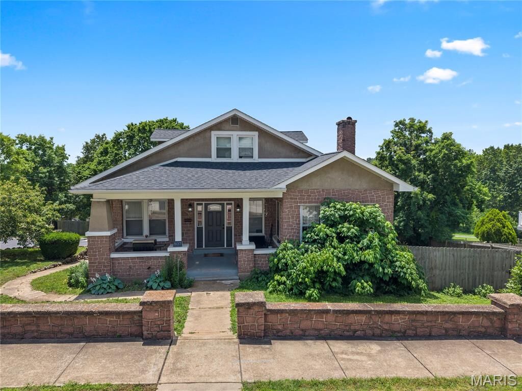 Property Photo: 807 W Miller Street MO 63020