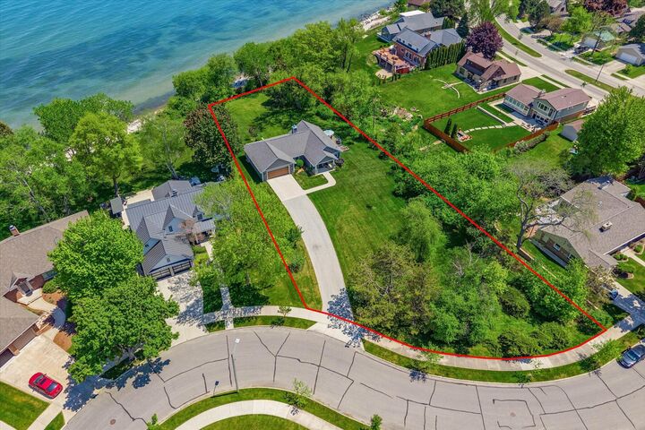 Property Photo: 2727 Highland Ter WI 53083