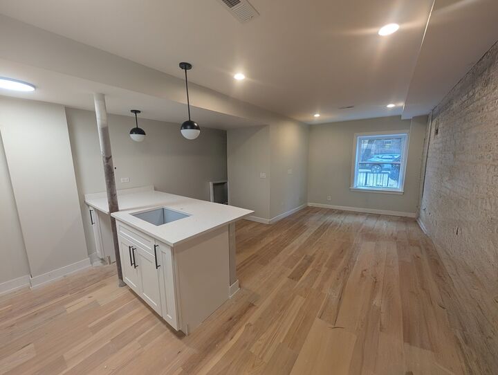 Property Photo:  616 W Patterson Avenue 1E  IL 60613 