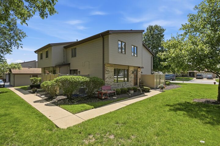 Property Photo: 1014 Schoolgate Road 1014 IL 60451
