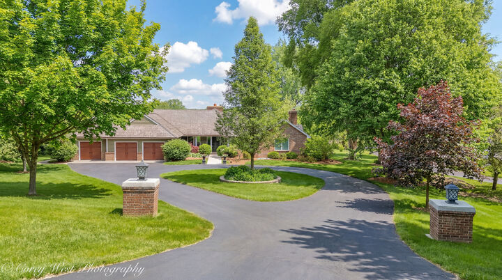 Property Photo: 39W944 Deer Run Drive IL 60175