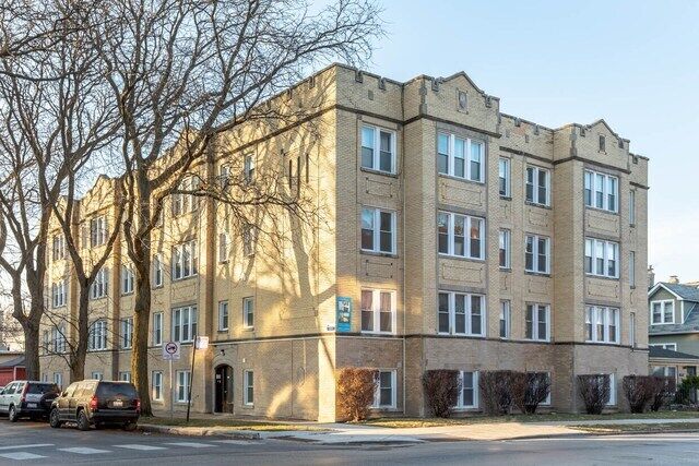 Property Photo:  3404 W Berteau Avenue 1  IL 60618 