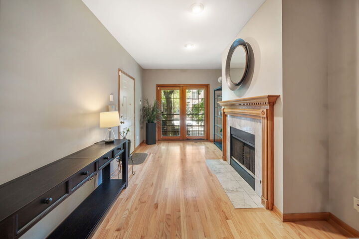 Property Photo: 1451 W Walton Street 1 IL 60642