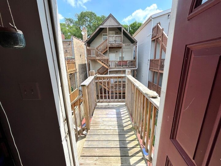 Property Photo: 3740 N Janssen Avenue Ch IL 60613