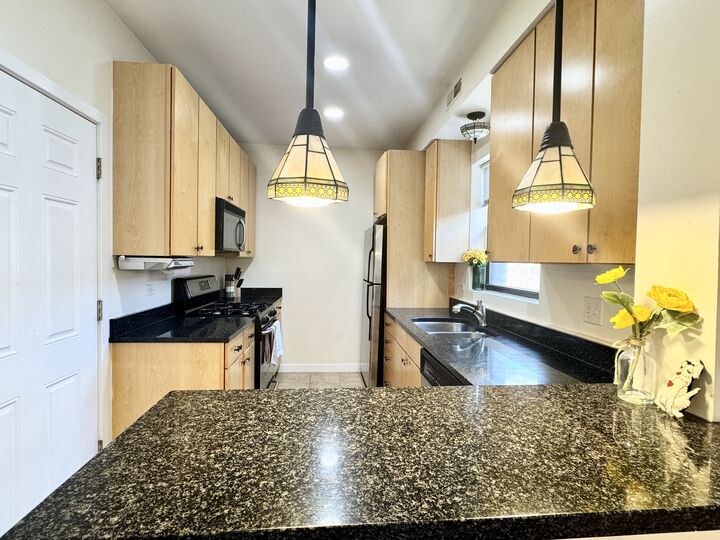 Property Photo: 6827 N Lakewood Avenue 2E IL 60626