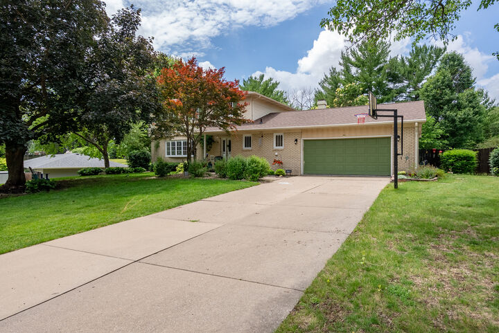 Property Photo: 3726 Ridgewood Drive IA 52807