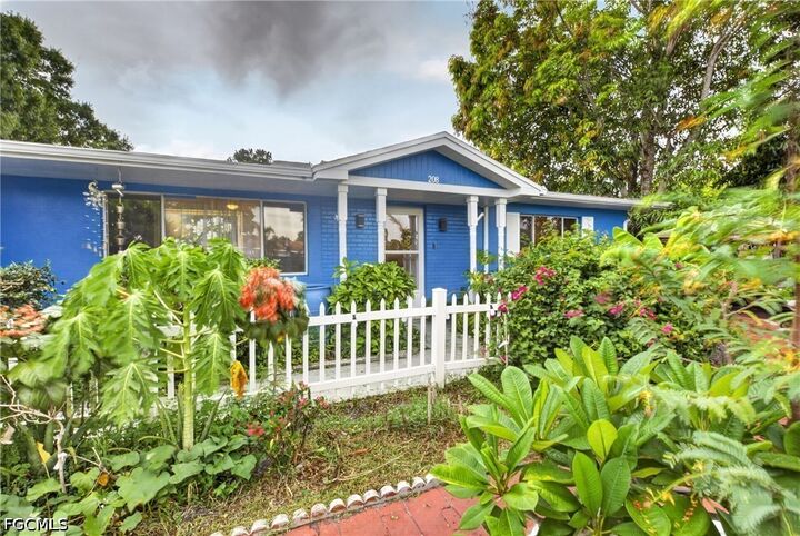 Property Photo:  208 Redcliff Avenue  FL 33936 