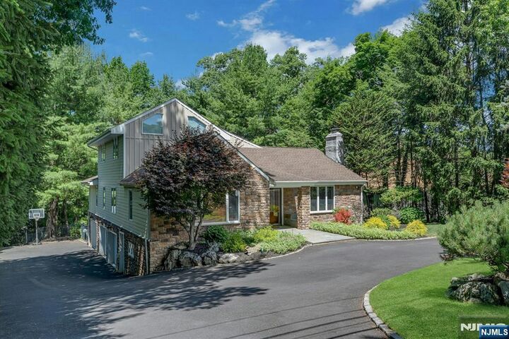 Property Photo:  27 Hamilton Drive West  NJ 07006 