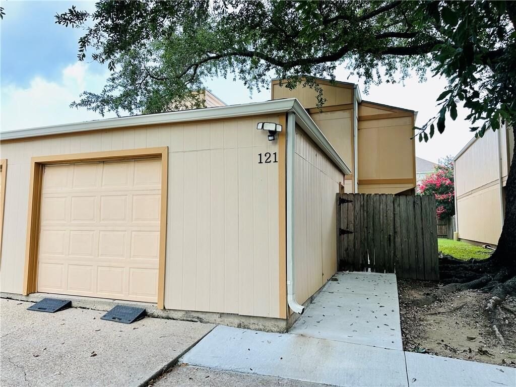 Property Photo:  121 10th Street  LA 70124 