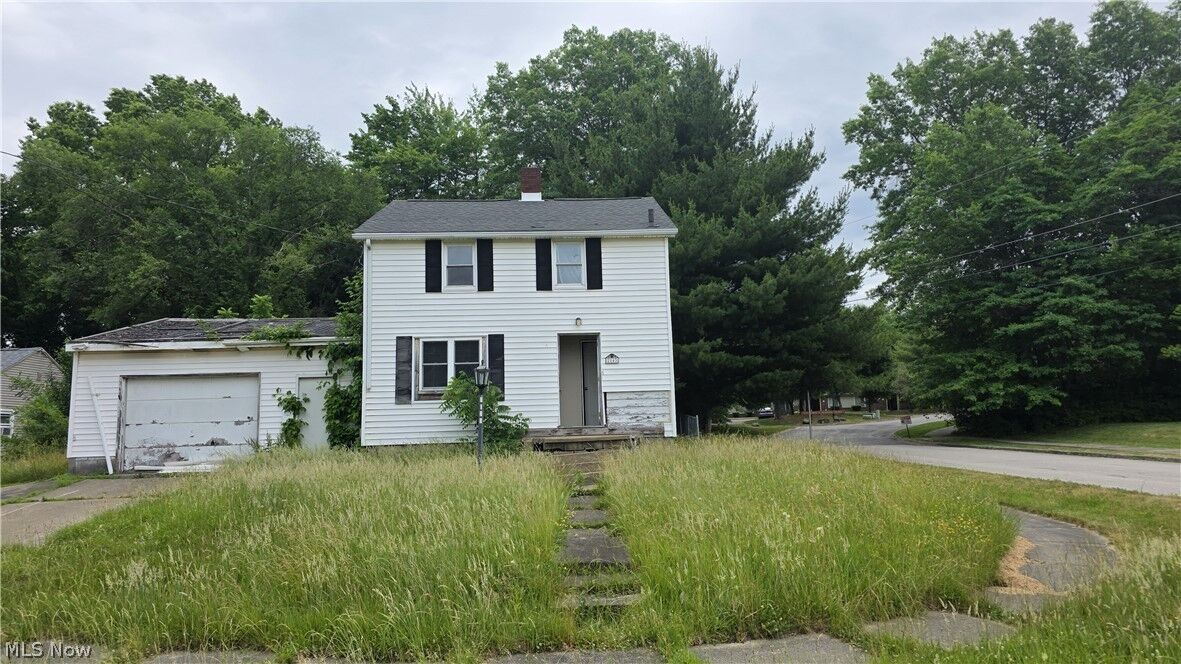 Property Photo: 2143 Central Parkway Avenue SE OH 44484