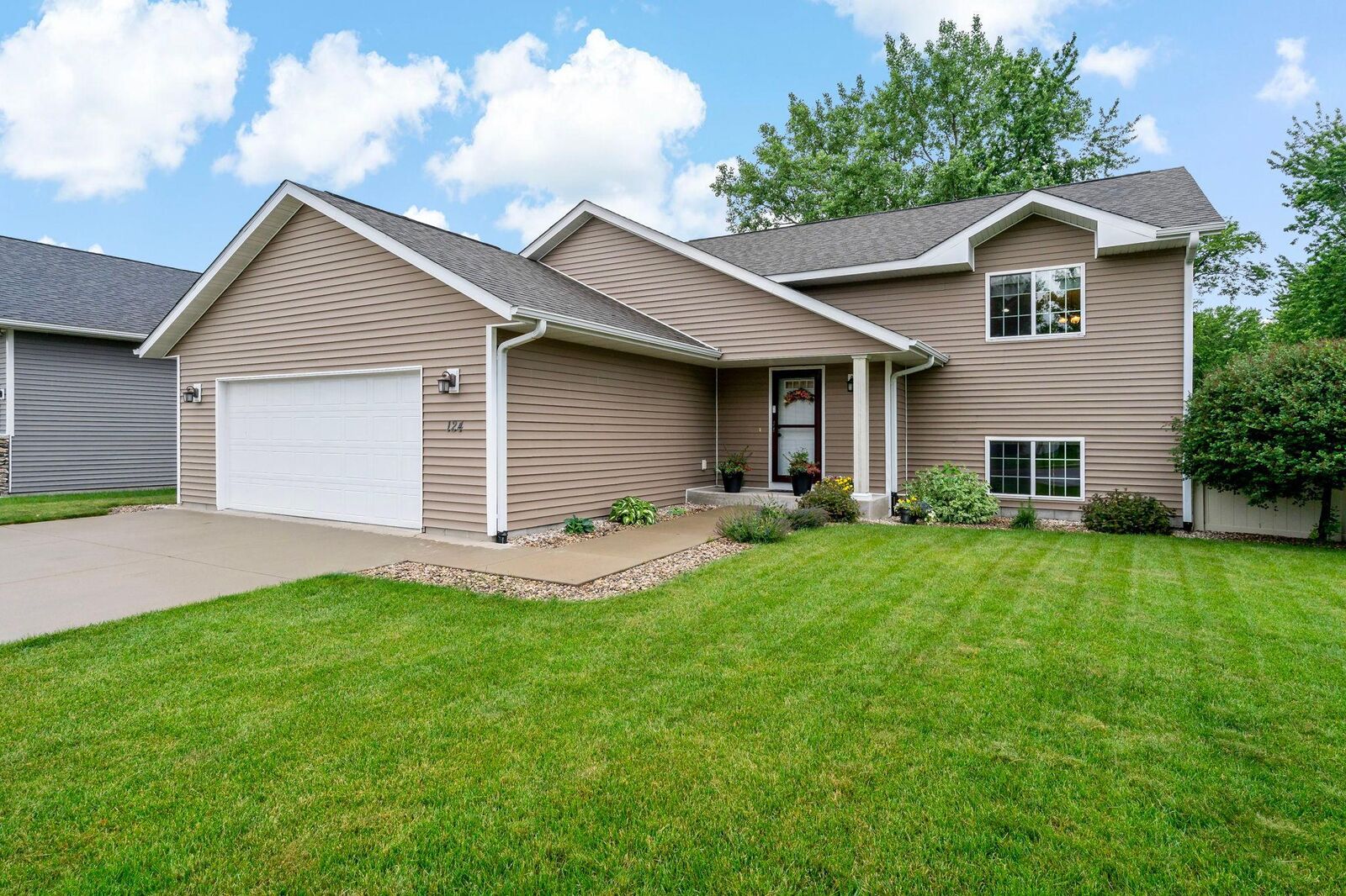 Property Photo: 124 Harbor Hill Drive MN 56001