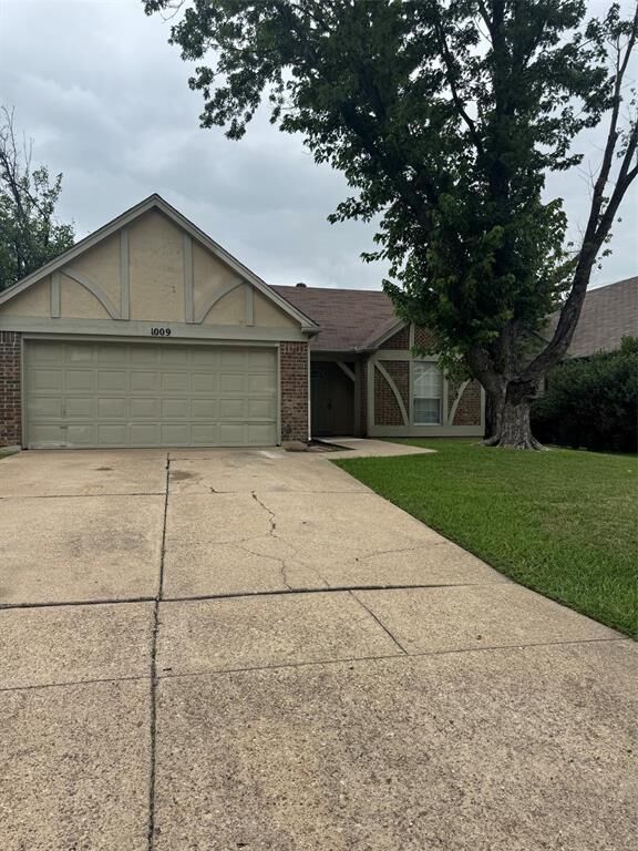 Property Photo: 1009 Danforth Court TX 76017