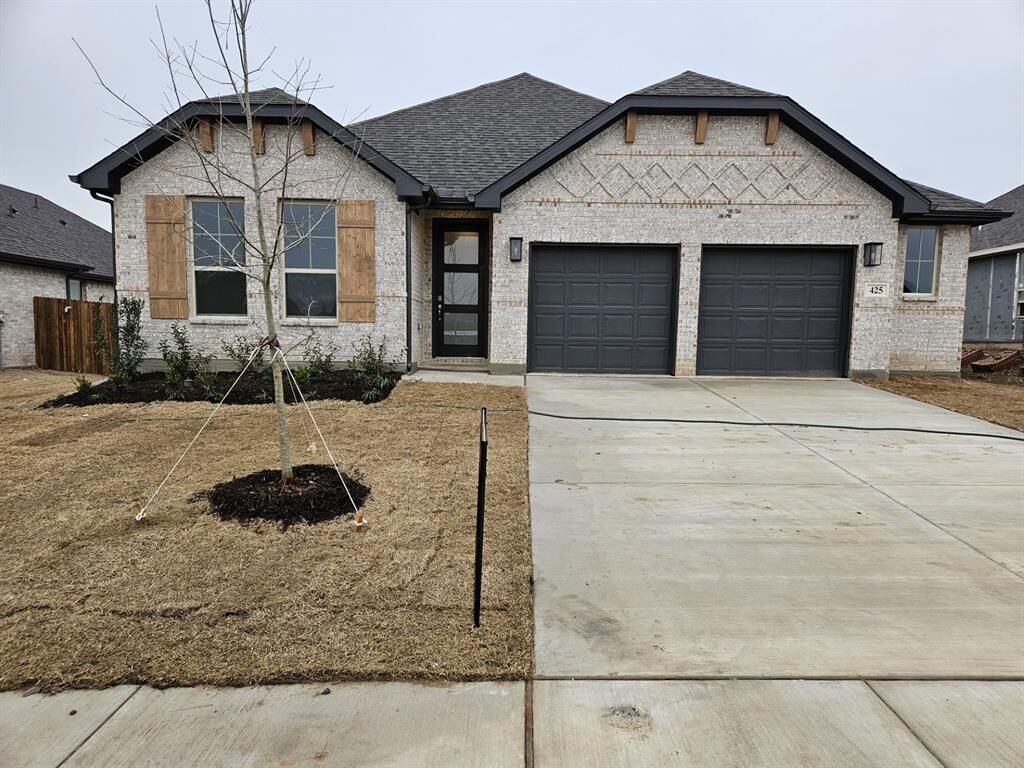 Property Photo:  425 Daybreak Drive  TX 75167 