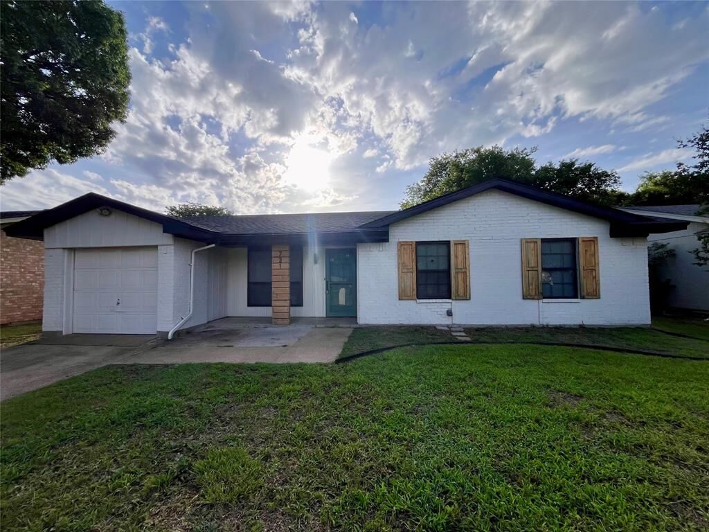 Property Photo: 721 Lisa Lane TX 75104