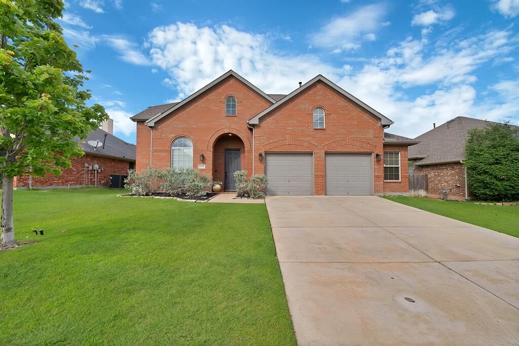Property Photo:  2210 Hillary Trail  TX 76063 