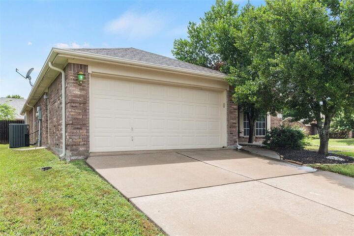 Property Photo:  112 Bridlewood Street  TX 76020 