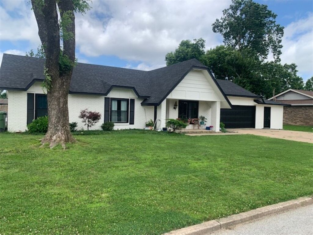 Property Photo:  1006 S 21st Street  AR 72758 