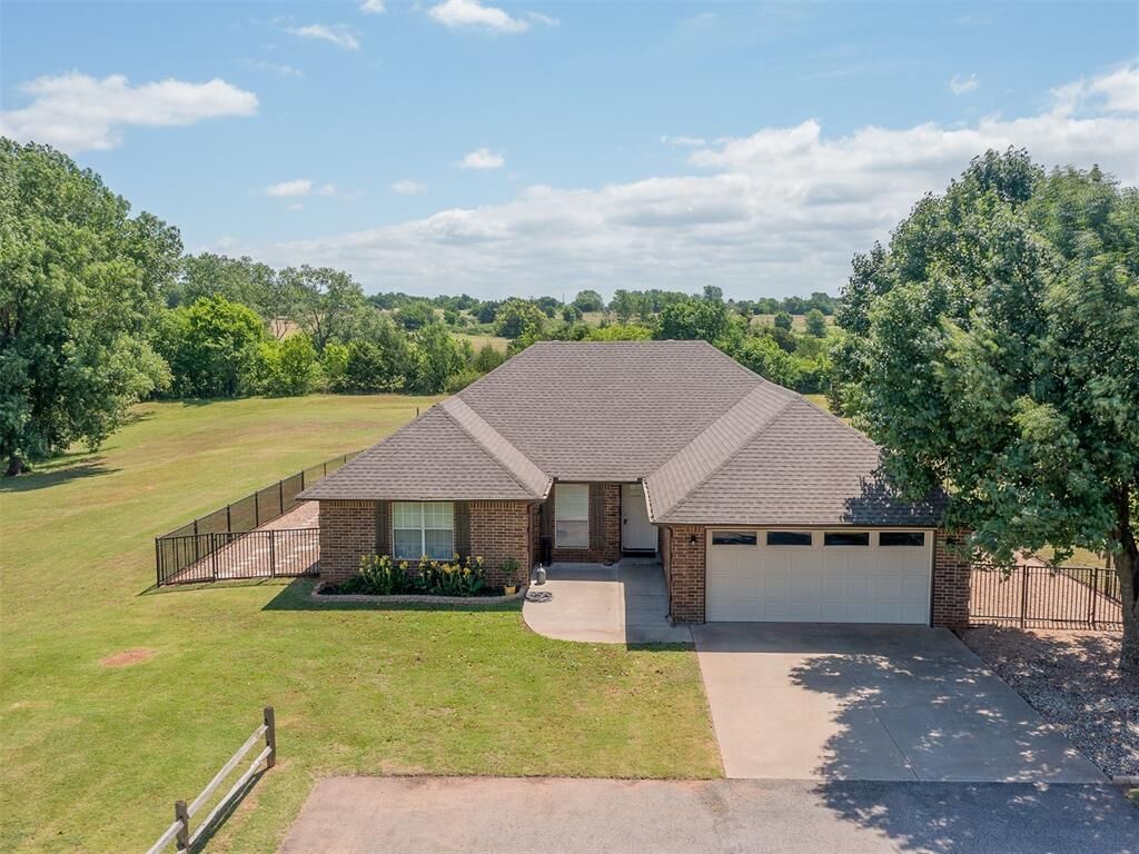 Property Photo: 2120 Flamingo Dr OK 73010