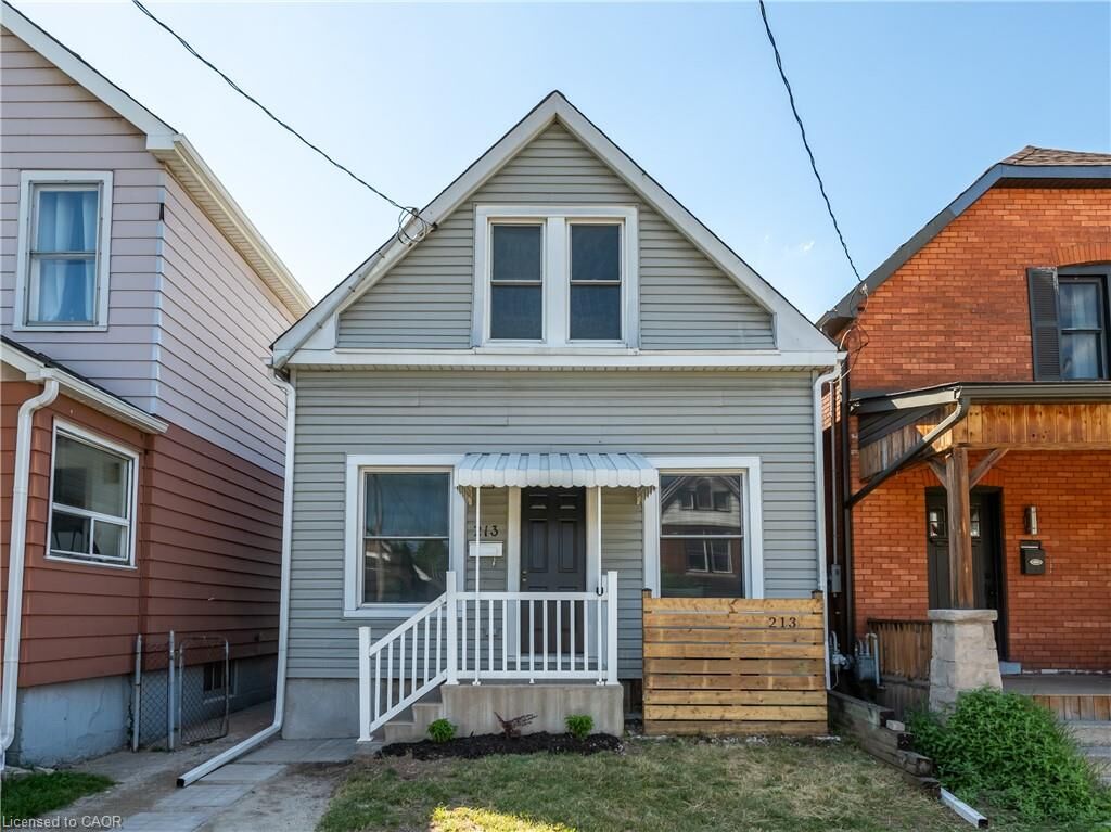 Property Photo:  213 Rosslyn Avenue N  ON L8L 7P8 