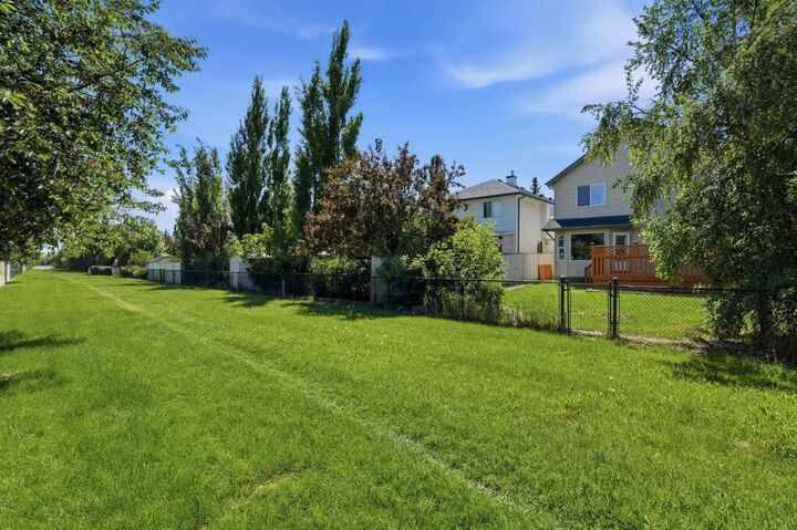 Property Photo: 141 Shannon Square SW AB T2Y 4K3