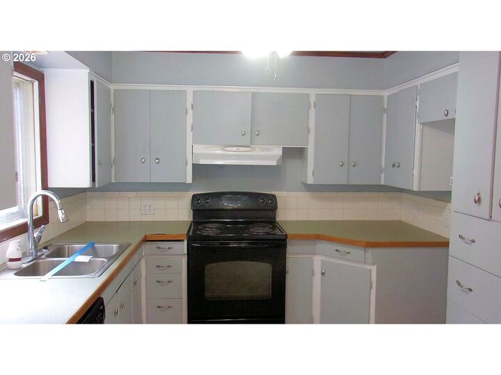 Property Photo: 944 5th St OR 97358