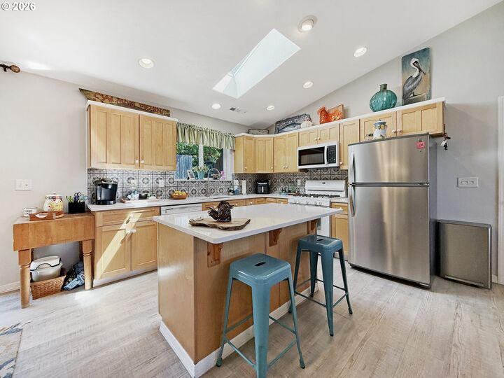 Property Photo:  632 Meadow Ln  OR 97415 