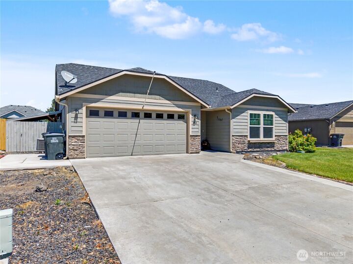 Property Photo: 433 S Trillium Way WA 98837