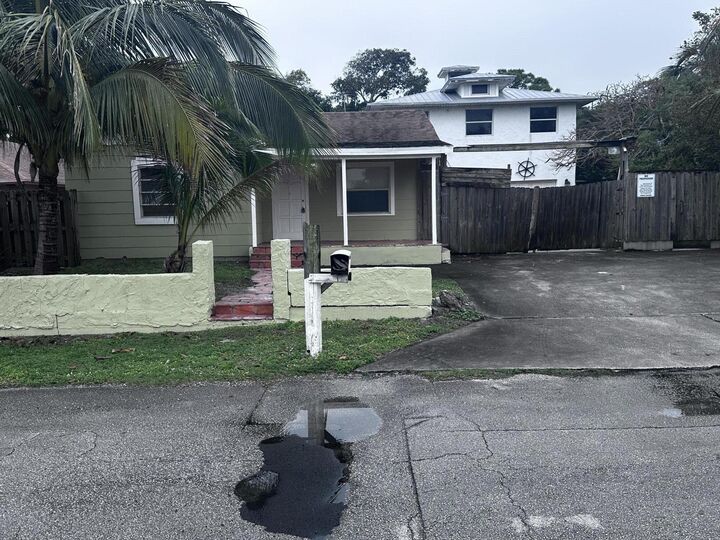 Property Photo: 130 NE 4th Avenue FL 33435