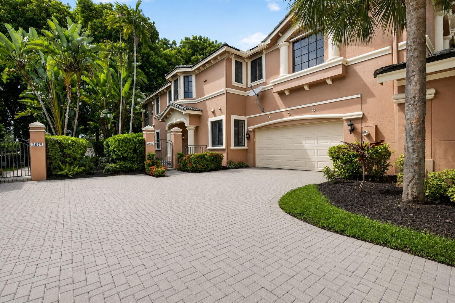 Property Photo: 2883 Kinsington Circle FL 33332